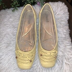 J Renee Square Toe Suede Flats Pale Yellow Ladies Size 8 1/2